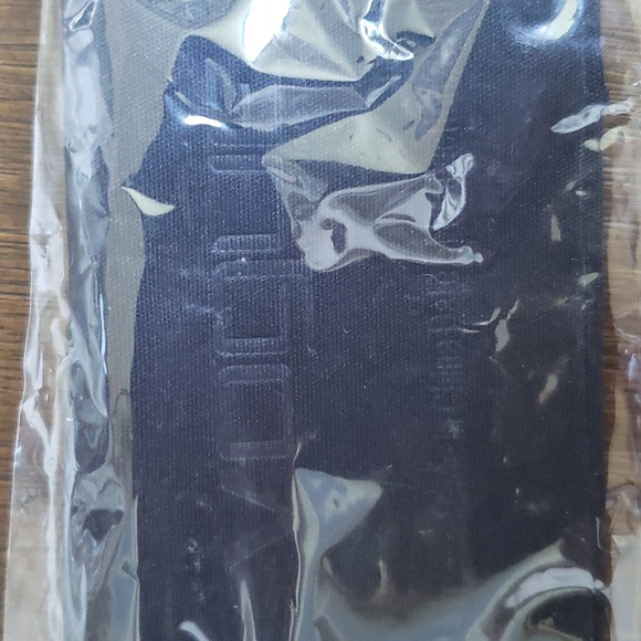 NWOT Vogue women's sunglasses with case and towel - Picture 8 of 8